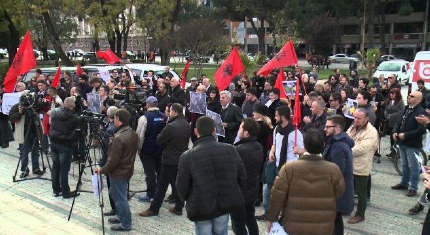 protesta-demarkacioni-ambasada-e-kosoves-tirane-opozita-e-bashkuar