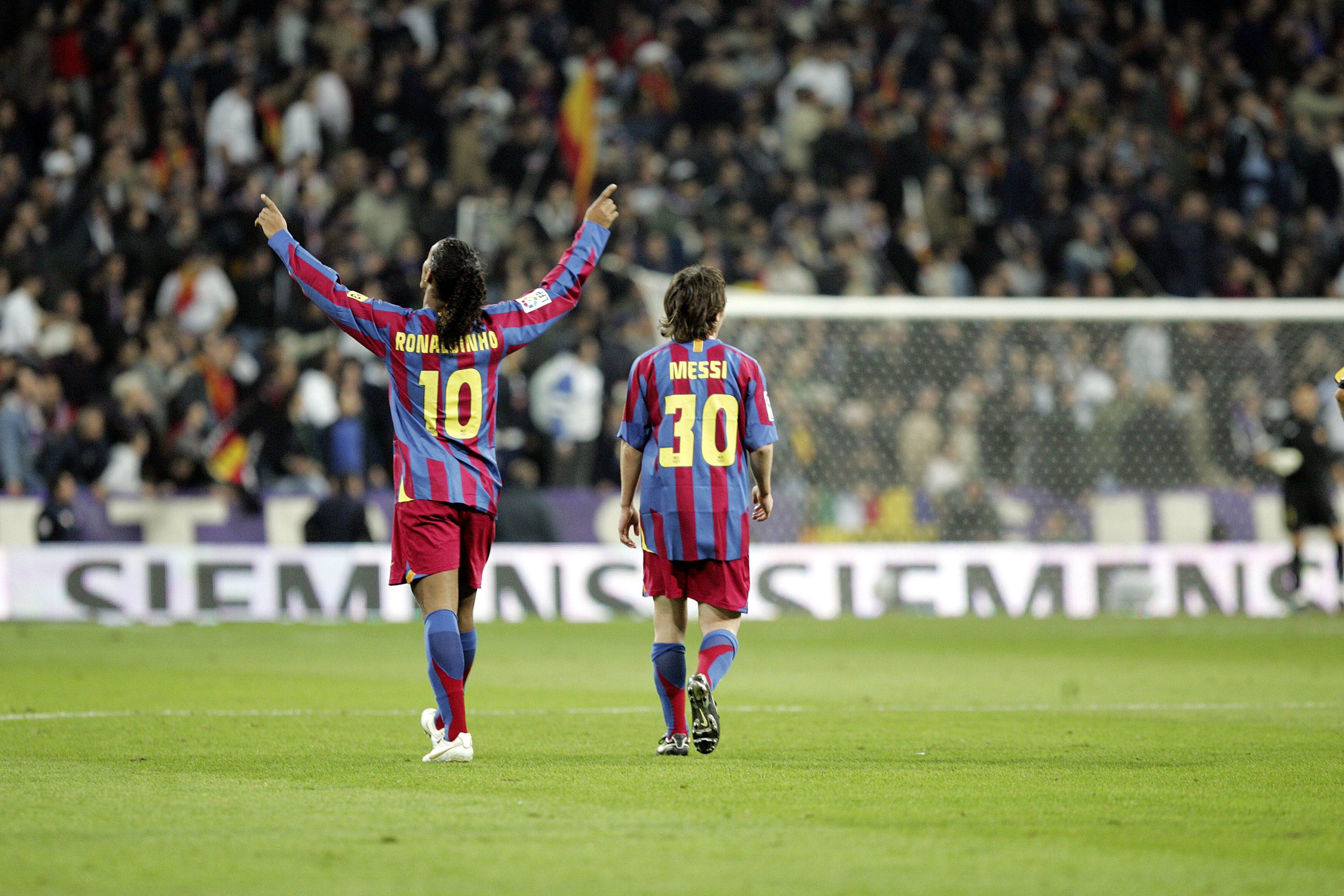 Ronaldinho celebra su gol