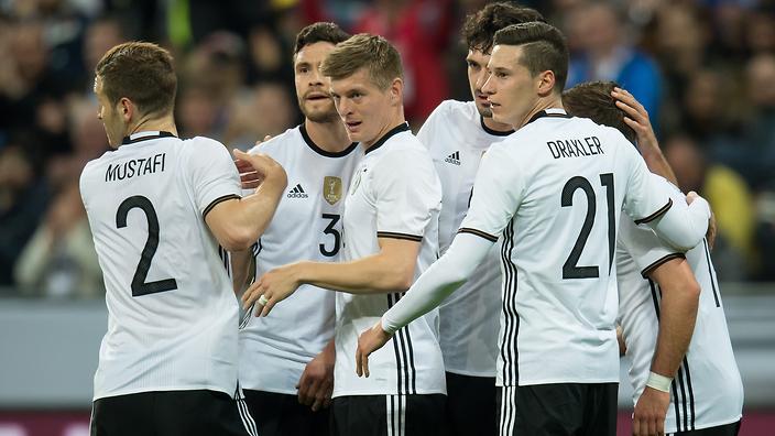 epa05235113 Germanys Toni Kroos (c) celebrates with teammates scoring the 1-0 during the international soccer match between Germany and Italy, at the Allianz Arena in Munich, Germany, 29 March 2016.  EPA/Sven Hoppe