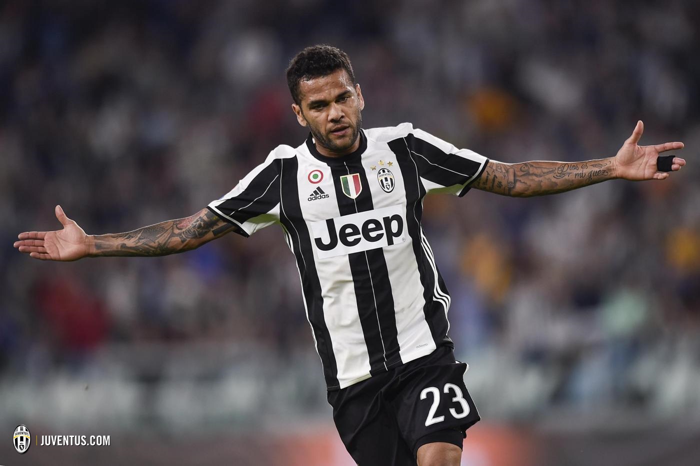 Foto LaPresse - Daniele Badolato 21/09/2016 Torino ( Italia) Sport Calcio Juventus - Cagliari Campionato di Calcio Serie A TIM 2016 2017 - Stadio "Juventus Stadium" Nella foto: Dani Alves esulta per il gol del 3-0 Photo LaPresse - Daniele Badolato 21 September 2016 Turin ( Italy) Sport Soccer Juventus - Cagliari Italian Football Championship League A TIM 2016 2017 - "Juventus Stadium" Stadium  In the pic:  Dani Alves celebrates 3-0 goal