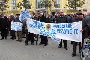 ISH USHTARAKET PROTESTE PARA PARLAMENTIT - Ish ushtaraket, duke protestuar para parlamentit, per aktin normativ "Per sigurimin shoqeror te ushtarakeve".