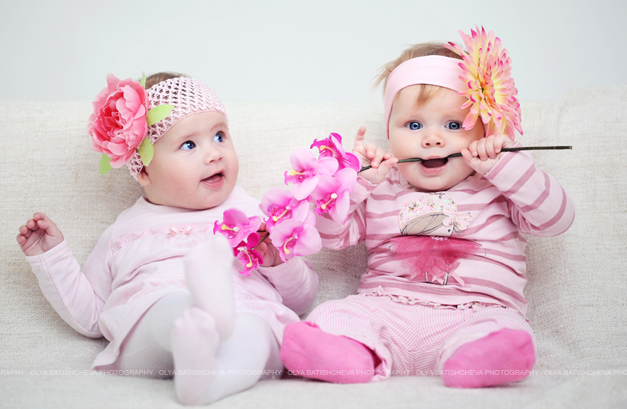 49001-baby-girl-funny-twin-newborn-baby-girls-with-flora