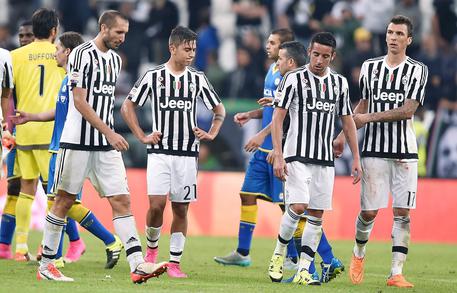 Juventus' players show their dejection at the end of the Italian Serie A soccer match Juventus-Udinese at Juventus stadium in Turin, Italy, 23 August 2015. Udinese won 1-0.  ANSA/ ALESSANDRO DI MARCO