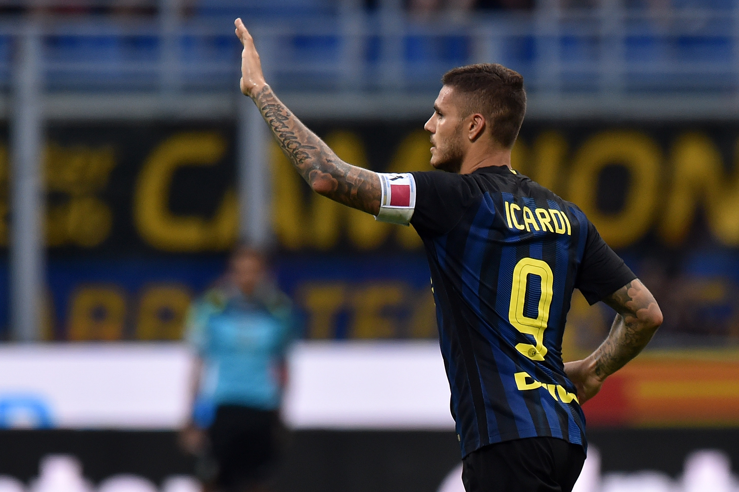 MILAN, ITALY - AUGUST 28:  Mauro Icardi of Internazionale celebrates after scoring the equalizing goal during the Seria A match between FC Internazionale and US Citta di Palermo at Stadio Giuseppe Meazza on August 28, 2016 in Milan, Italy.  (Photo by Tullio M. Puglia/Getty Images)
