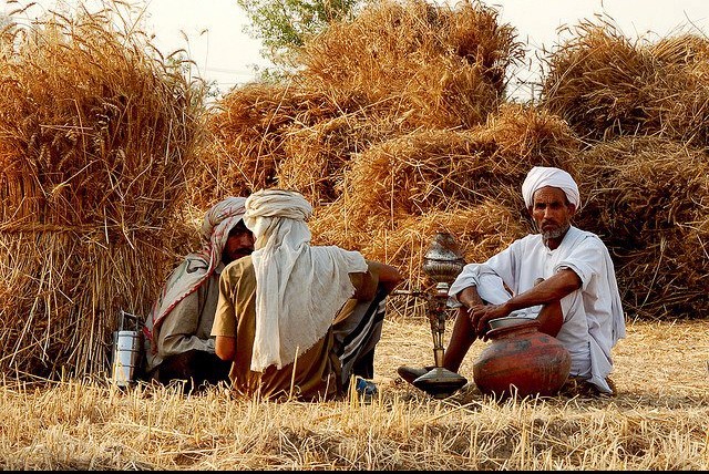 photos-of-pakistani-villages-farmers-relaxing-and-smoking-huqqa-pictures-of-pakistani-villages-pakistani-village-life