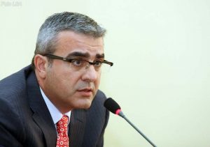 Zv/ministri i Ekonomise Sokol Dervishaj, duke folur gjate nje konference shtypi, ku ka shpallur te hapur tenderin per privatizimin e 4 hidrocentraleve, Bistrica 1, Bistrica 2, Ulzen dhe Shkopetin.