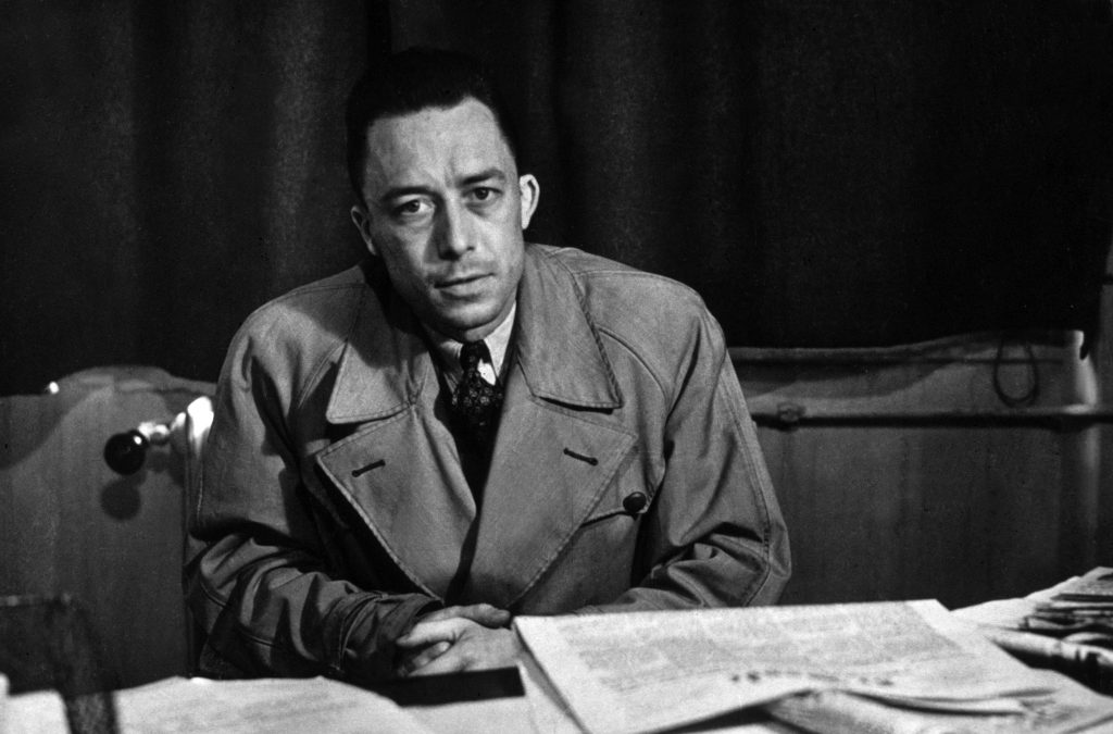 L'ecrivain Albert Camus (1913-1960) au journal Combat ou il restera de 1944 a 1947, 1946 --- French writer Albert Camus (1913-1960) at Combat paper where he was from 1944 to 1947, 1946  Rue des Archives / Reporters