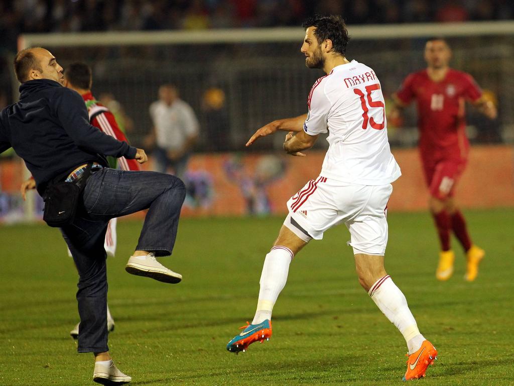 14.10.2014 Belgrade(Serbia) Serbia-Albania European Qualifiers - Mergim Mavraj (r) Albania during fight with Serbian fan(L) PUBLICATIONxNOTxINxSER 14 10 2014 Belgrade Serbia Serbia Albania European Qualifiers Mergim Mavraj r Albania during Fight with Serbian supporter l PUBLICATIONxNOTxINxSER