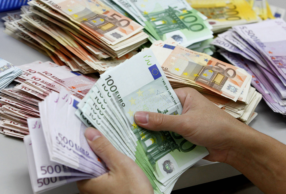 A bank employee counts Euro notes at Kasikornbank in Bangkok October 12, 2010. The Thai government agreed on Tuesday to impose a 15 percent withholding tax on interest and capital gains earned by foreign investors on Thai bonds, the latest bid by an emerging economy to tame its surging currency. From export-dependent Thailand to fast-growing China and Brazil, governments are moving to rein in their currencies as investors, turning their backs on low interest rates in the developed world, pour money into higher-yielding markets. REUTERS/Sukree Sukplang (THAILAND - Tags: POLITICS BUSINESS)