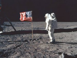 neil_armstrong_moon_flag_nasa-800w_600h