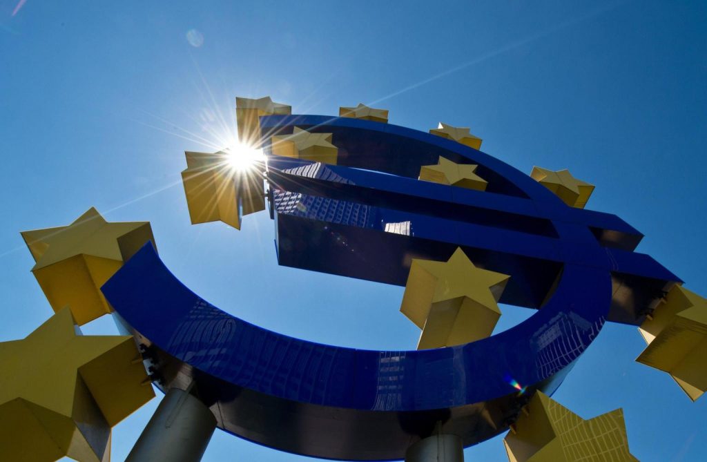 The sun shines behind the euro sign outside of the European Central Bank (ECB) in Frankfurt Main,??Germany, 01 August 2013. ANSA/BORIS??ROESSLER