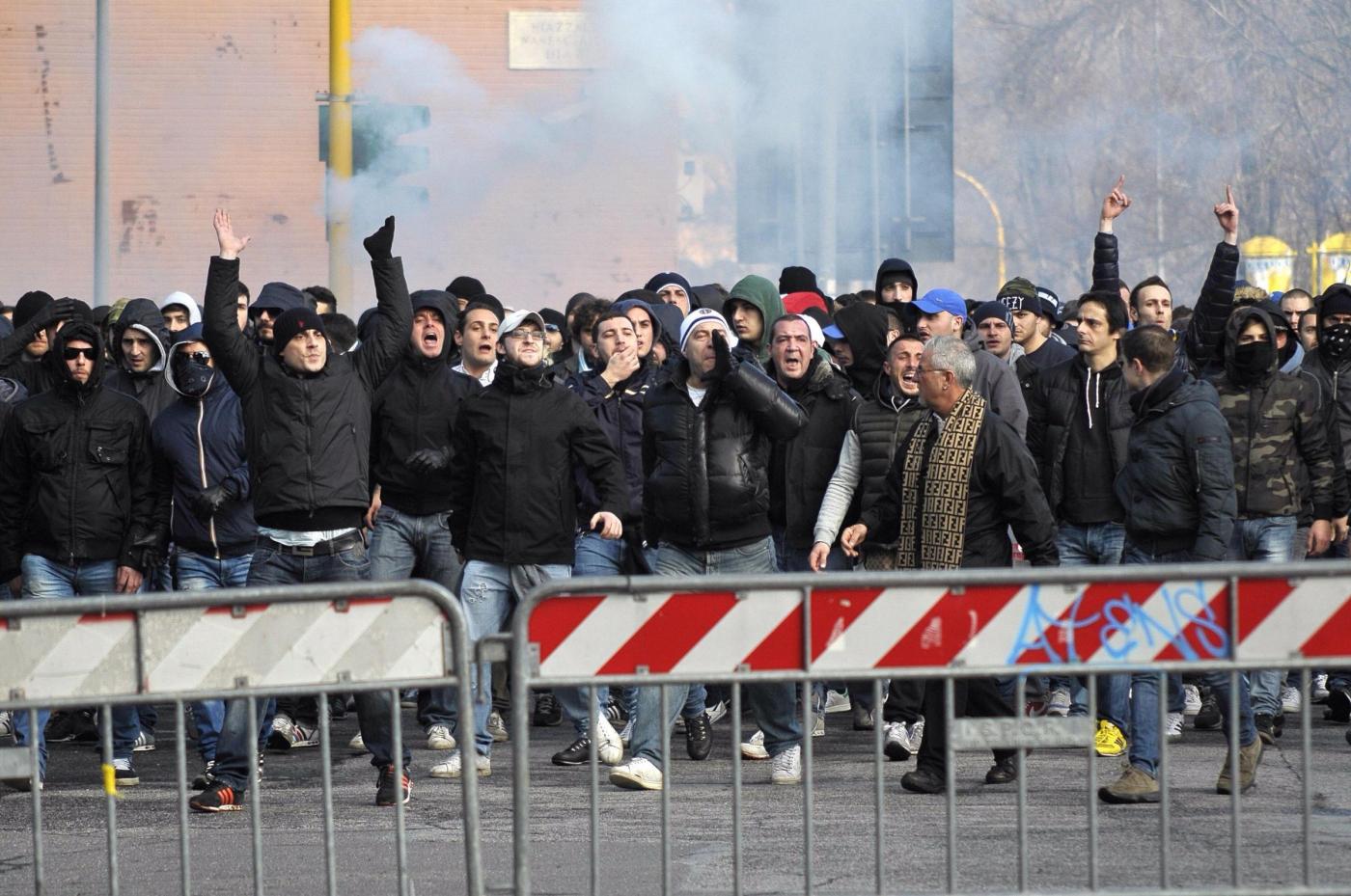 Foto LaPresse 09-02-2014 Cronaca SportIl derby tra Roma e Lazio infiamma il tifo nella foto: l'arrivo dei tifosiPhoto LaPresse 09 Feb. 2014 News Sport Derby between Roma and Lazio in the photo: fans arriving at stadium