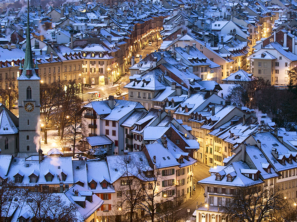 epaselect epa04542318 Snow covers the roofs of houses in the city of Bern, Switzerland, 29 December 2014.  EPA/PETER KLAUNZER ONE TIME USE ONLY.